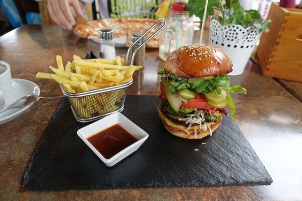 A comida rápida está prohibida mentres está a dieta